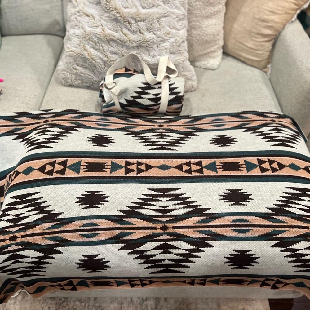 💫 Ivory And Brown Diamond Throw Blanket